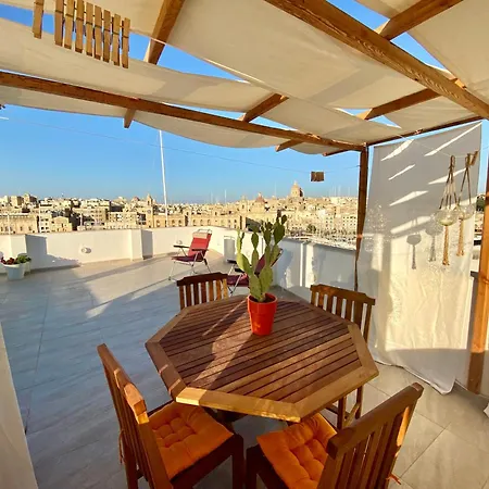 Sengleana - Scenic Waterfront House, With Lift بيت للعطل *